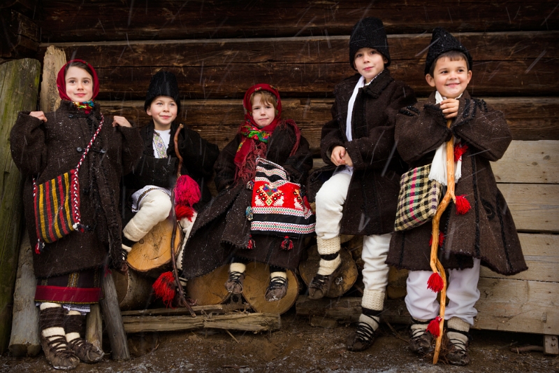 Monica Bonciu - Grup de colindători din Bucovina.jpg
